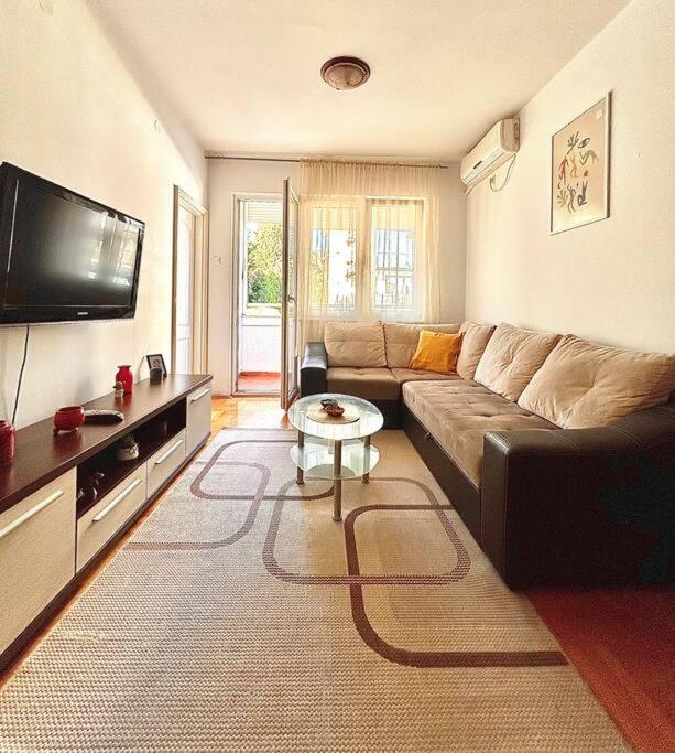 Cozy, Charming One Bedroom Apt 波德戈里察 外观 照片